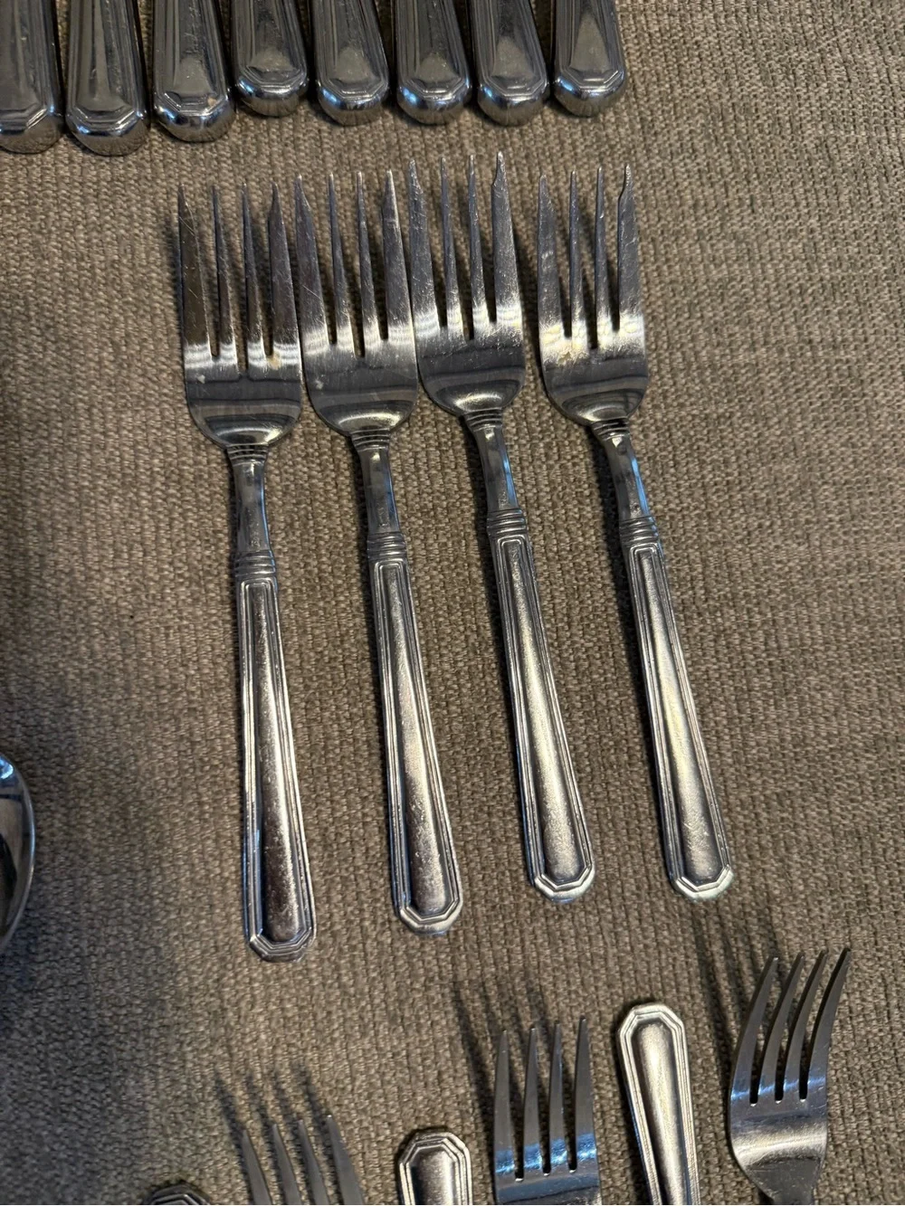 37 piece Pfaltzgraff Providence Flatware